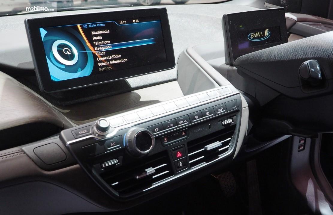 Foto menunjukkan sistem Entertainment BMW i3 REx 2017