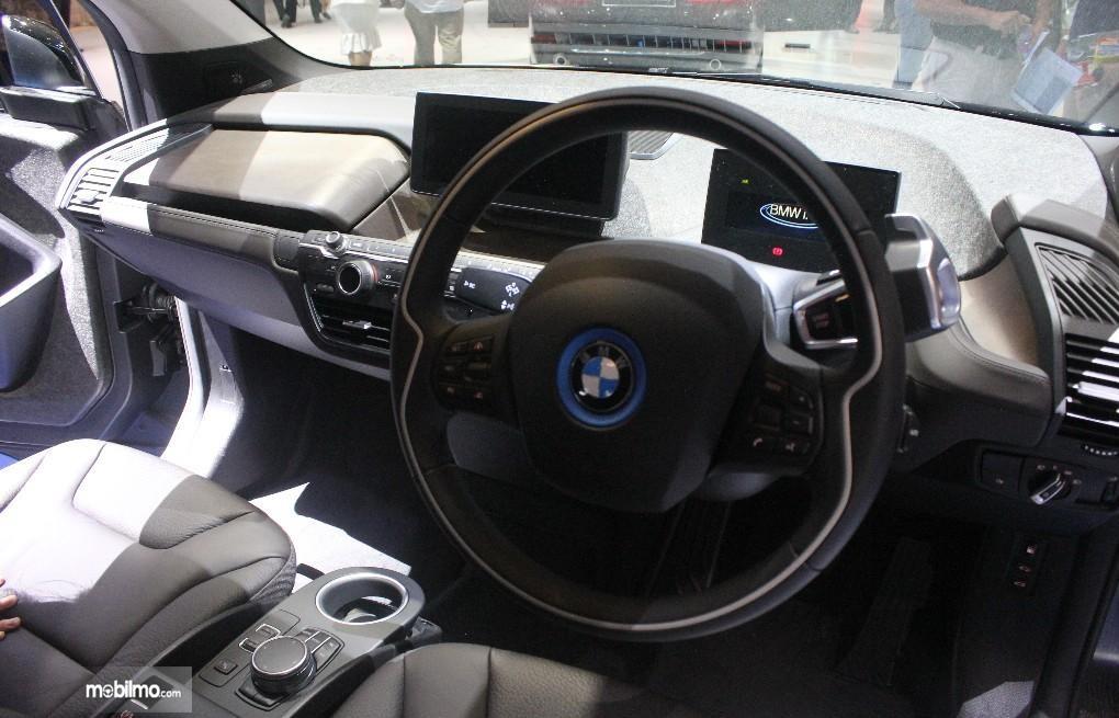 Foto menunjukkan Dashboard dan setir BMW i3 REx 2017