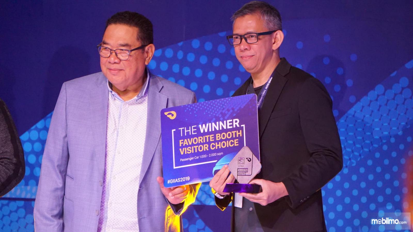 Penghargaan Booth Daihatsu dari ajang GIIAS 2019