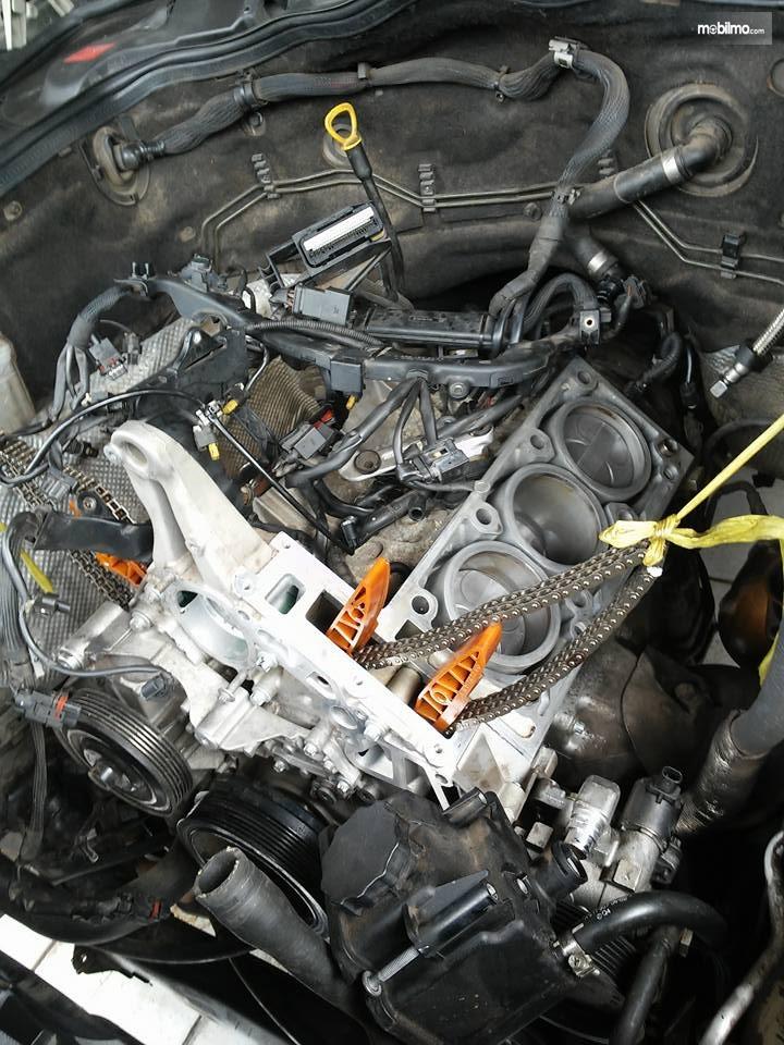 Tampak komponen internal mesin Mercedes-Benz W211