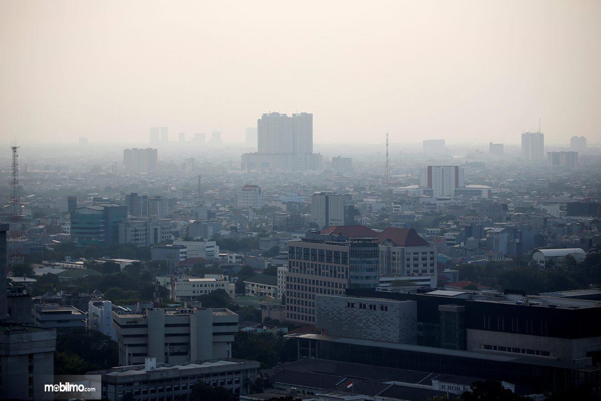 Foto menunjukkan kondisi udara di Jakarta yang sarat polusi