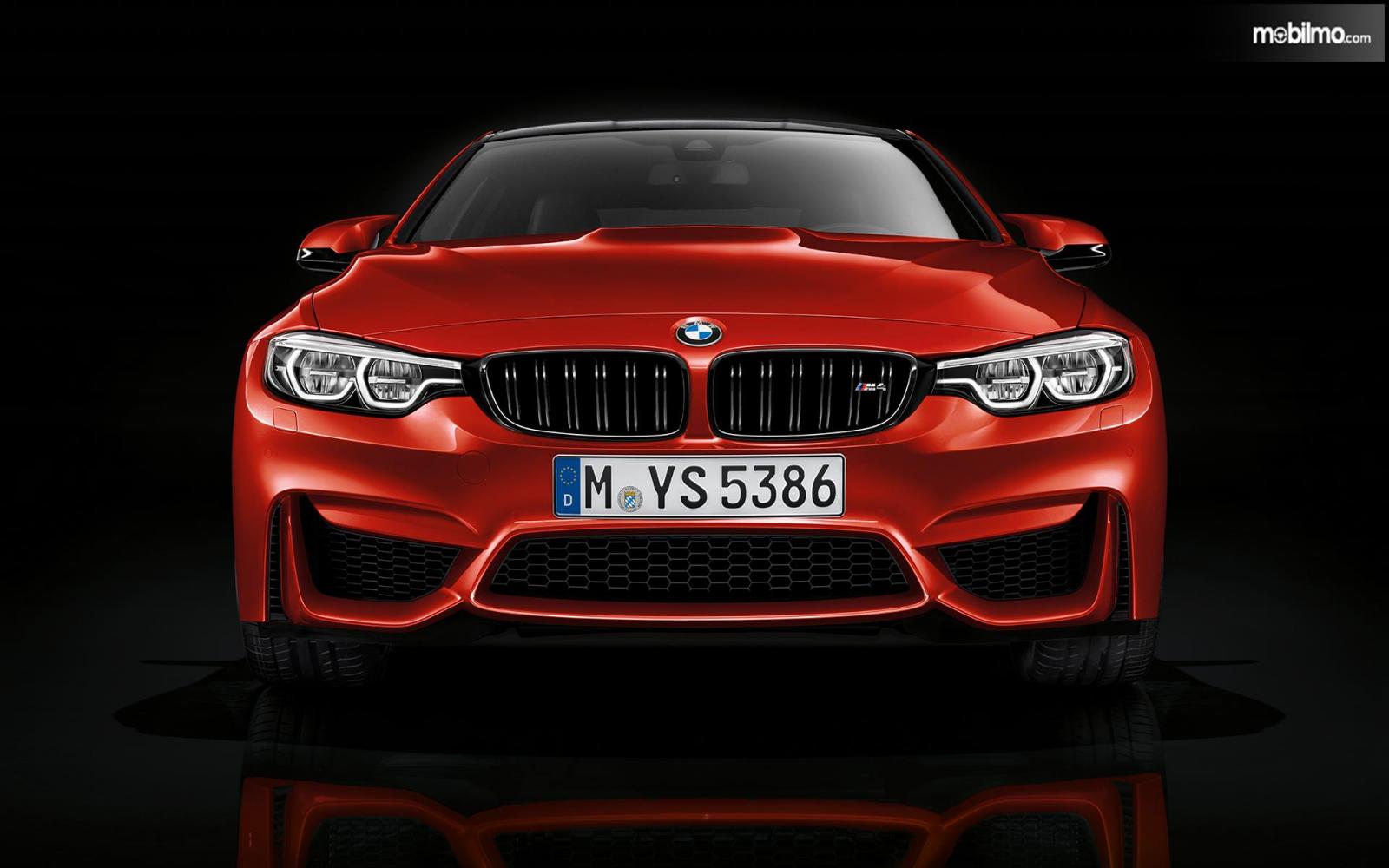 Foto BMW M4 Coupé tampak dari arah depan