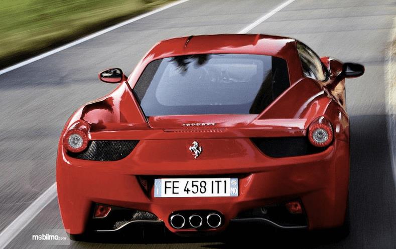 Gambar ini menunjukkan bagian belakang Ferrari 458 Italia 