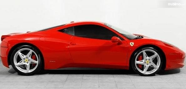 Gambar ini menunjukkan bagian samping mobil Ferrari 458 Italia  warna merah