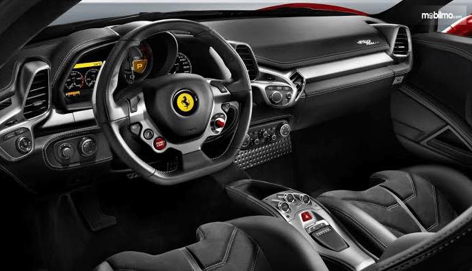 Gambar ini menunjukkan kemudi dan dashboard mobil Ferrari 458 Italia 