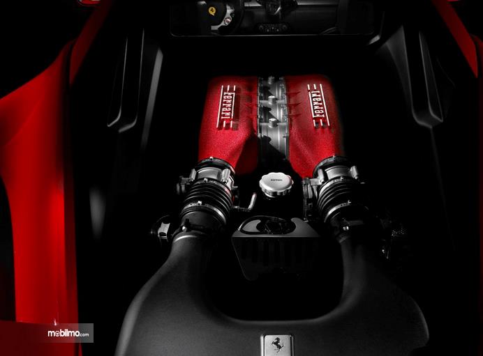 Gambar ini menunjukkan mesin mobil Ferrari 458 Italia 