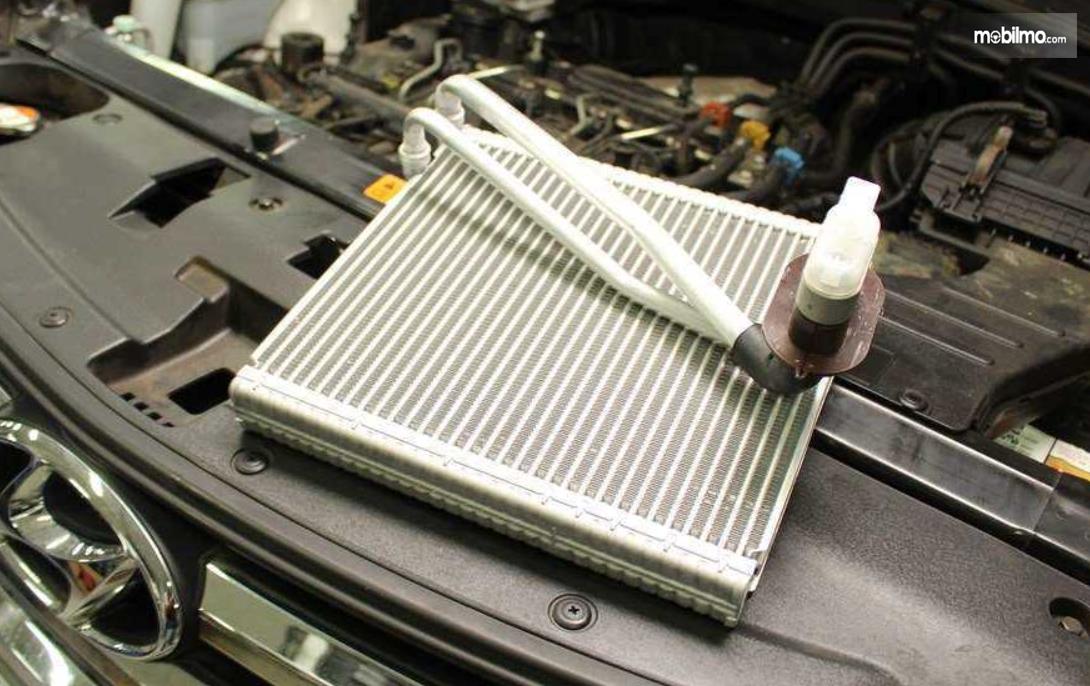 Gambar uini menunjukkan evaporator AC yang terdapat pada mesin mobil