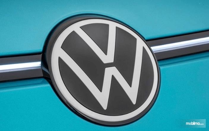 Gambar ini menunjukkan logo baru Wolkswagen pada mobil warna biru