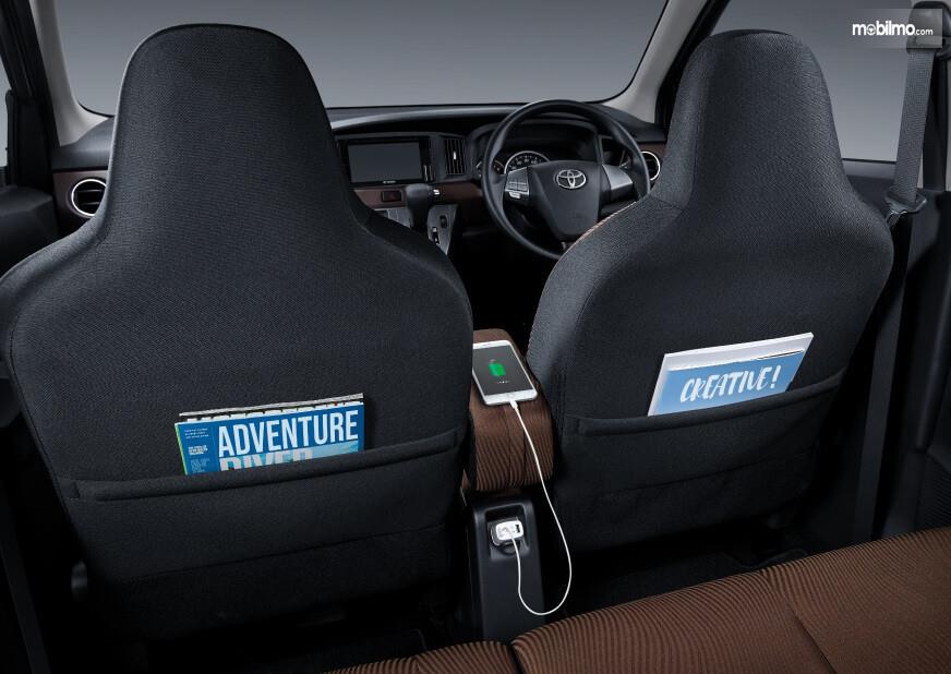 Foto kursi baris depan Toyota Calya facelift 2019 - Tipe G AT yang sudah dilengkapi seat back pocket