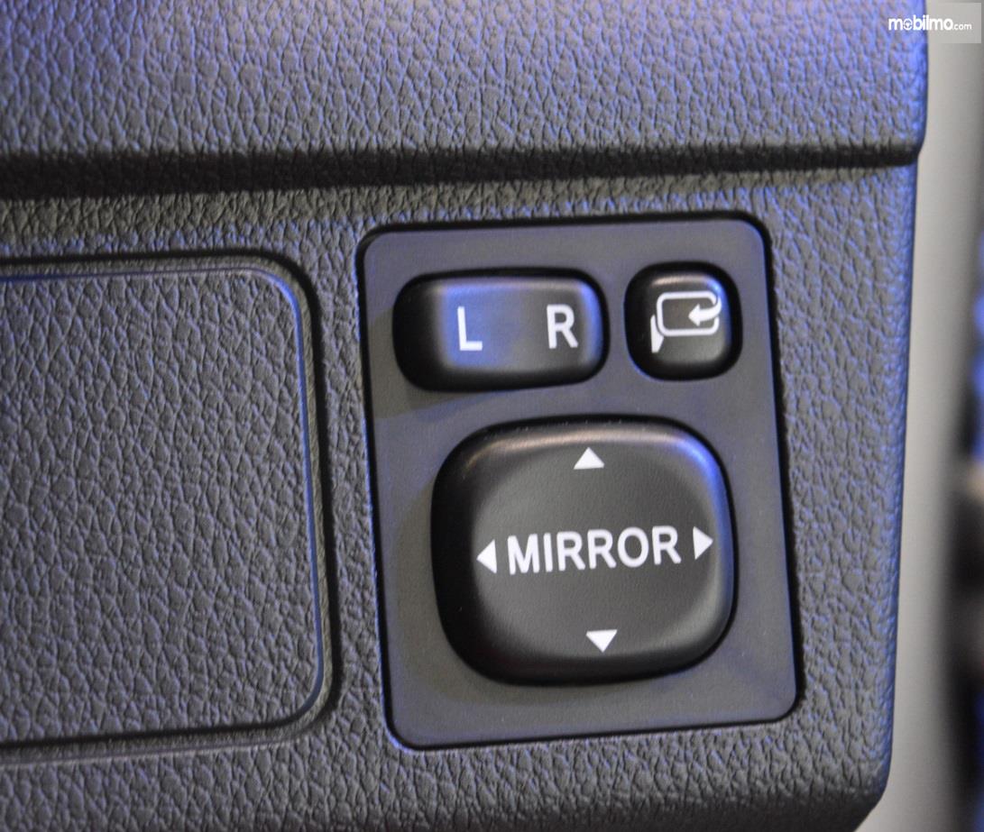 Fitur Daihatsu Sigra 2019 tergolong baru seperti menyediakan Retractable Mirror, pelipatan kaca spion secara otomatis