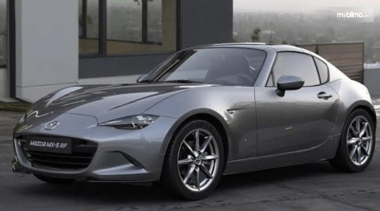 Gambar ini menunjukkan Mobil Mazda MX-5 RF warna silver