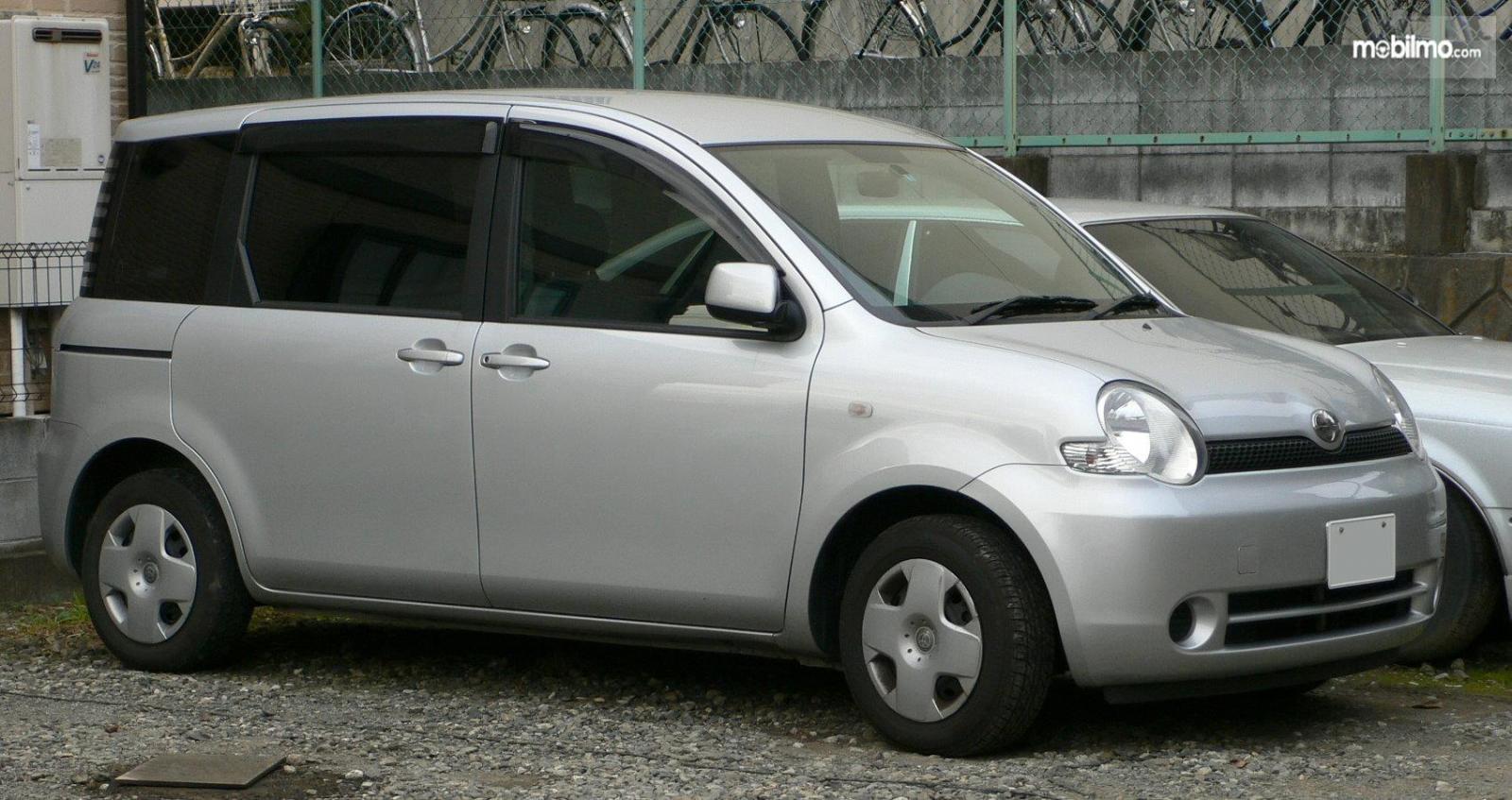 Foto Toyota Sienta 2003 - generasi pertama Sienta