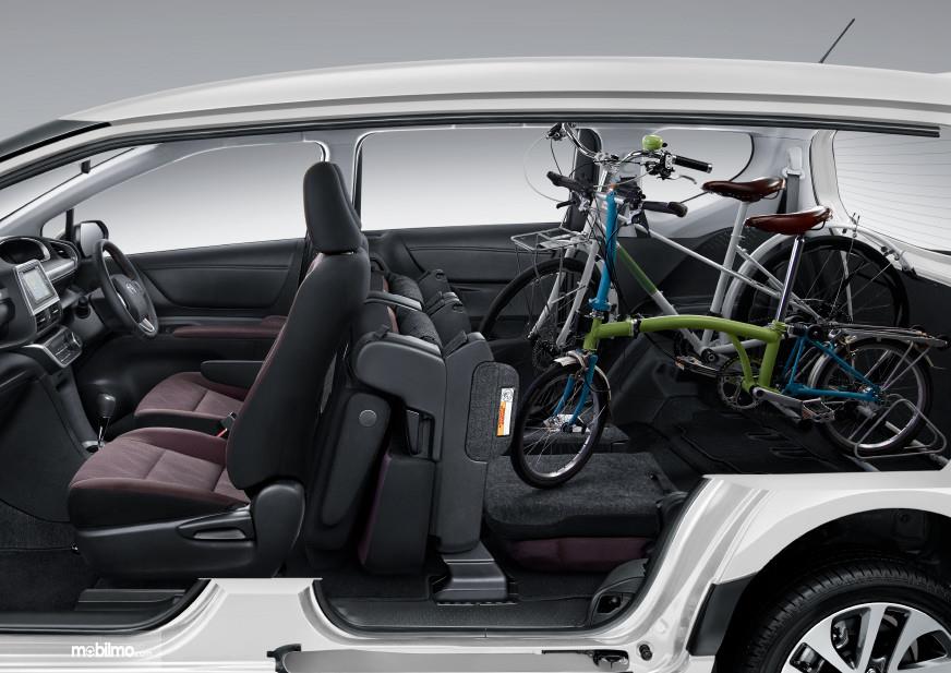 Foto Bagasi Toyota Sienta Q CVT Facelift 2019 yang bahkan bisa muat sepeda