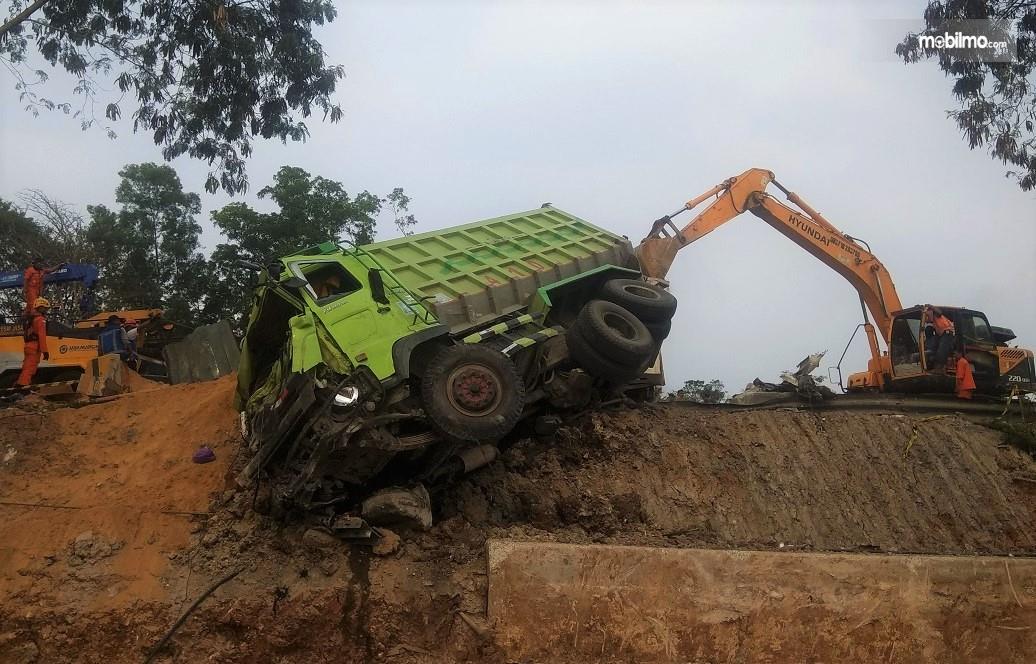 Proses evakuasi Truk Hino yang terlibat kecelakaan di tol Cipularang, 2 September 2019
