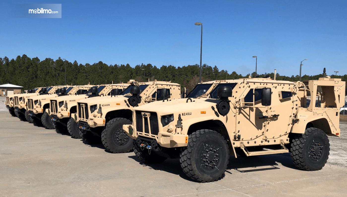 Gambar ini menunjukkan beberapa mobil perang Humvee diparkir berjejer