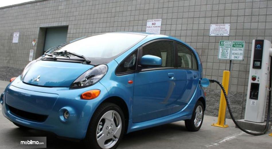 Gambar ini menunjukkan mobil listrik Mitsubishi warna biru