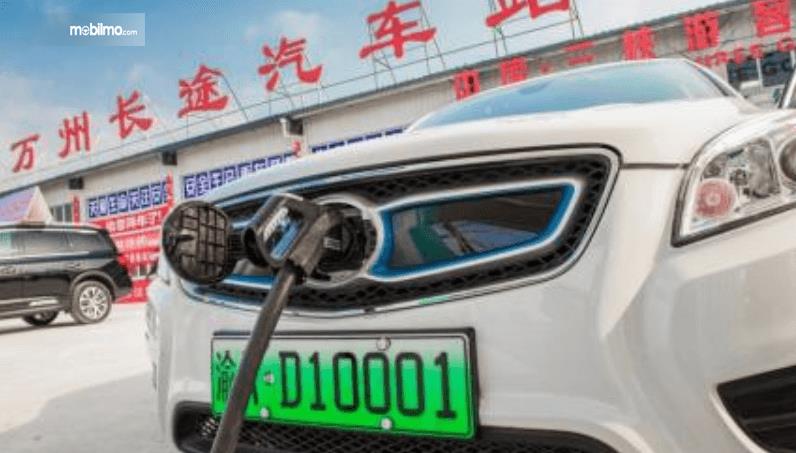 Gambar ini menunjukkan pengisian daya pada mobil listrik di China