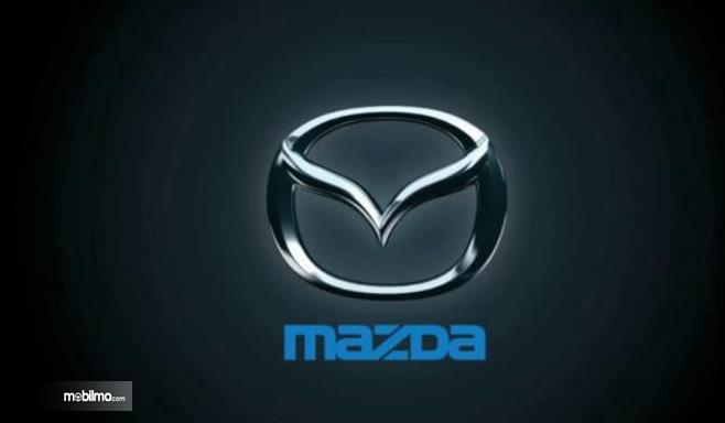 Gambar ini menunjukkan logo mazda dengan tulisan Mazda warna biru