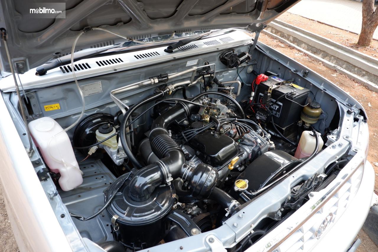 Gambar menunjukkan Mesin Toyota Kijang 1RZ-E