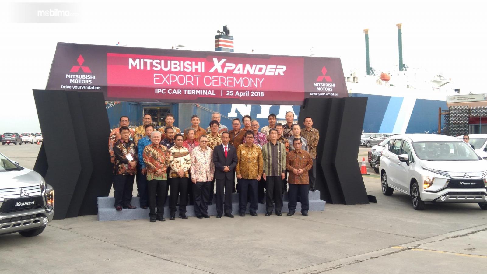 Foto bersama Presiden Joko Widodo dengan petinggi Mitsubishi