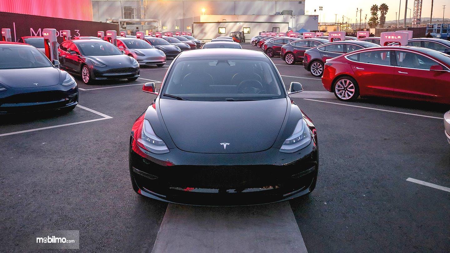 Foto menunjukkan Tesla Model 3 tampak dari depan