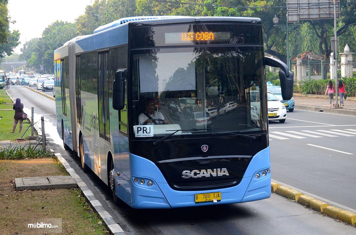 Foto Bus Transjakarta melintas di jalur busway