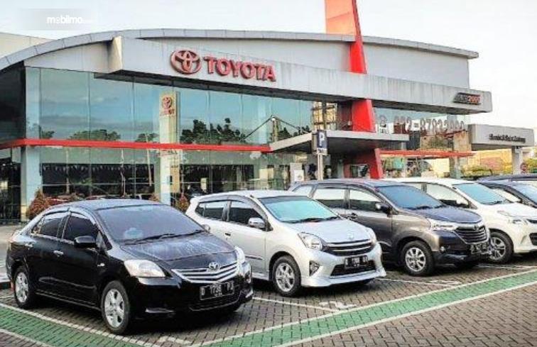 Gambar ini menunjukkan diler Toyota Bandung dan ada beberapa mobil di depannya
