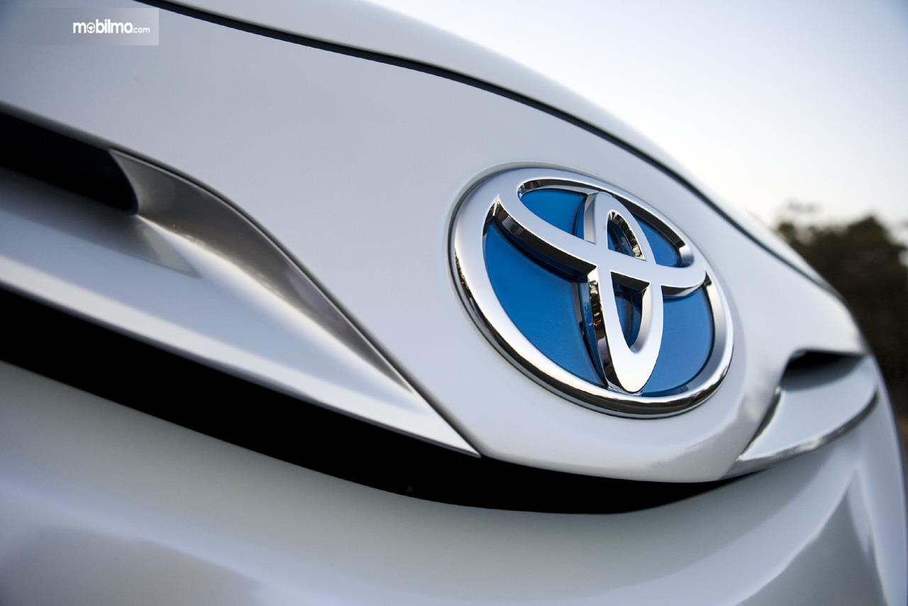 Foto menunjukkan logo Toyota pada Toyota Camry Hybrid