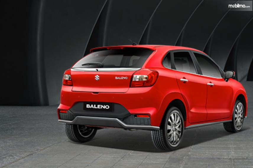 Gambar ini menunjukkan mobil Suzuki Baleno warna merah tampak belakang