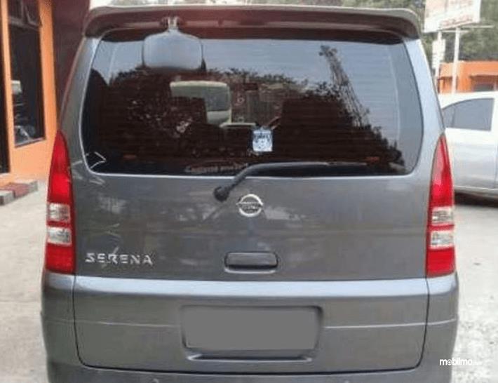 Gambar ini menunjukkan bagian belakang mobil Nissan Serena 2012