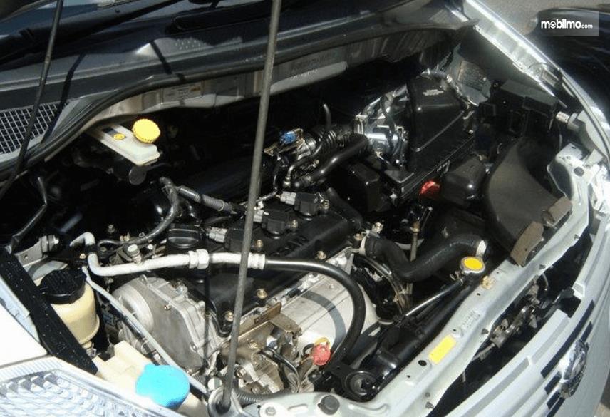 Gambar ini menunjukkan mesin mobil Nissan Serena 2012