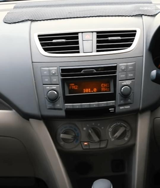 Gambar ini menunjukkan head unit pada mobil Suzuki Ertiga GL AT 2016