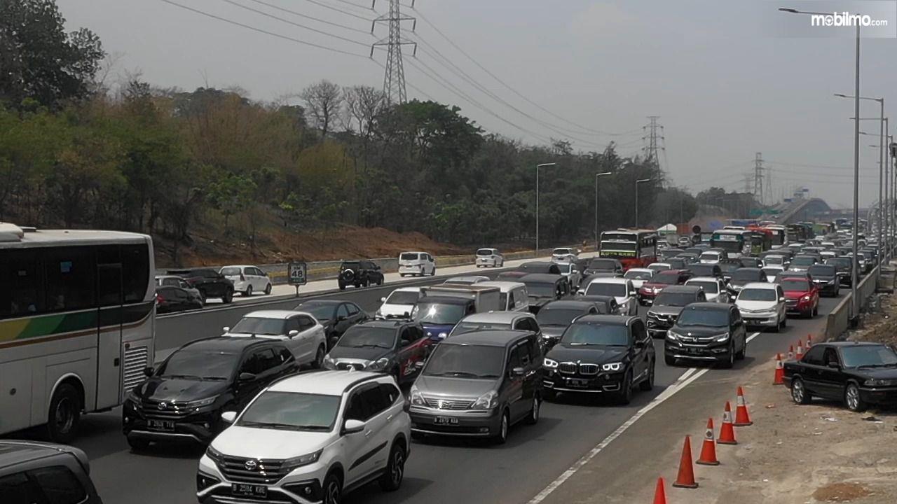 Foto kemacetan di jalan tol Jakarta Cikampek (detik)