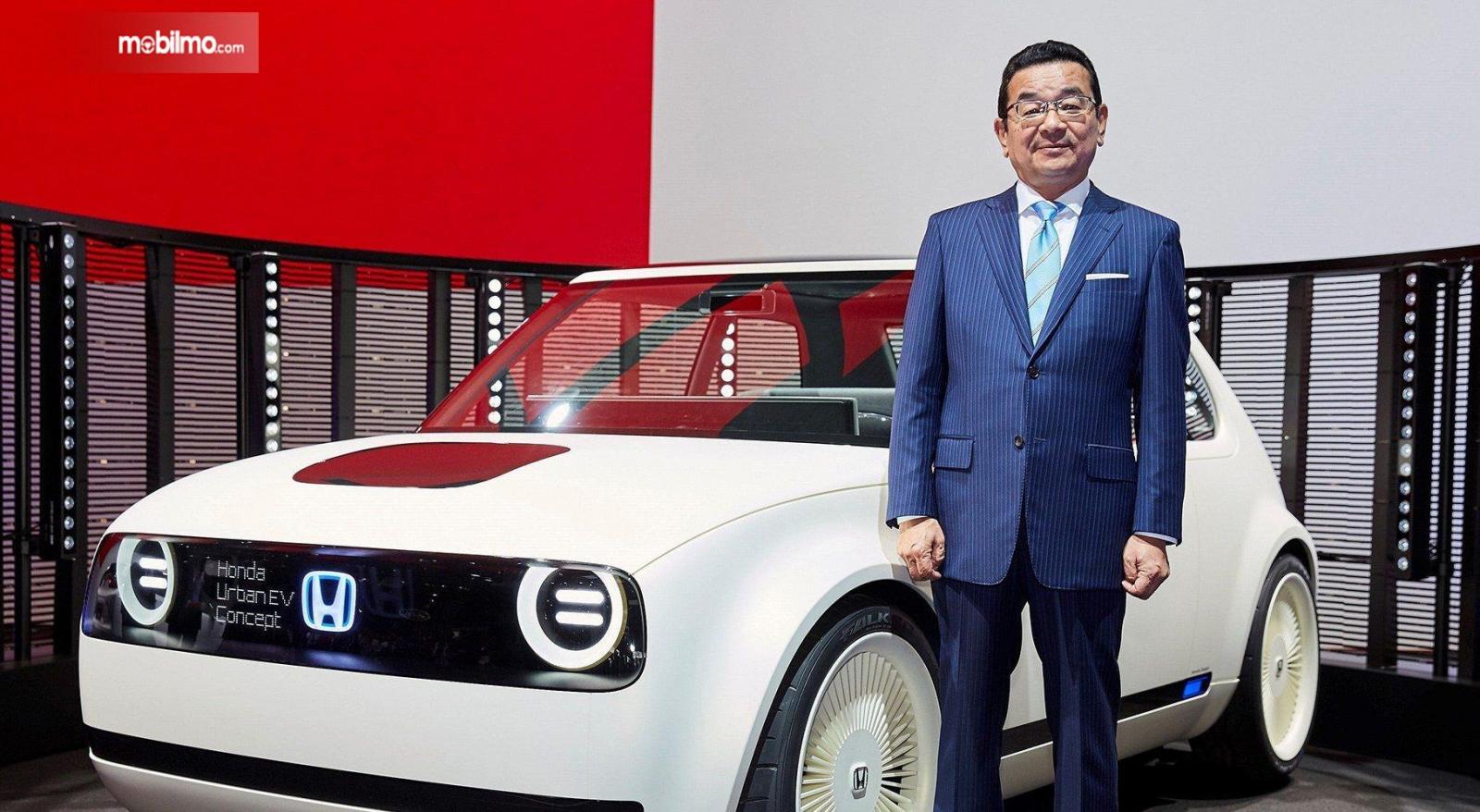 CEO Honda, Takehiro Hachigo berpose bersama Honda e