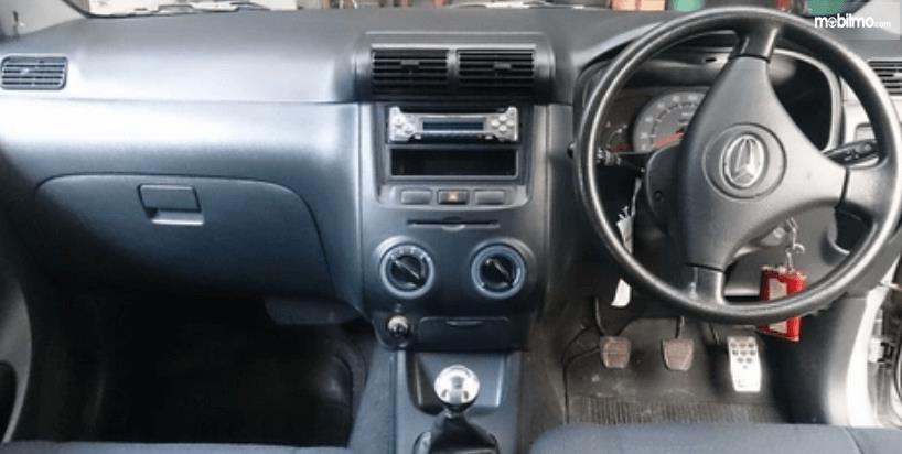 Gambar ini menunjukkan dashboard dan kemudi mobil Daihatsu Xenia 2004