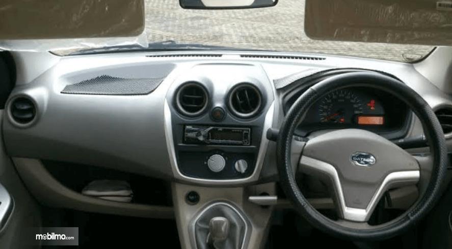 Gambar ini menunjukkan dashboard mobil Datsun Go 2016