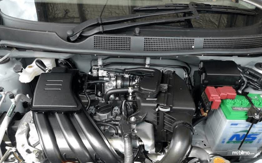 gambar ini menunjukkan mesin mobil Datsun Go 2016