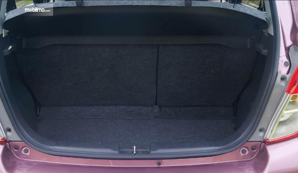 gambar ini menunjukkan bagasi mobil Suzuki Celerio 1.0 CVT 2015