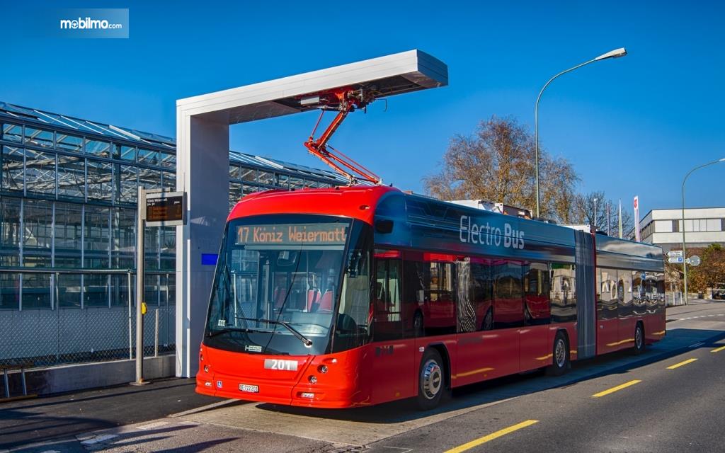 Foto bus listrik yang digunakan menjadi trolley bus