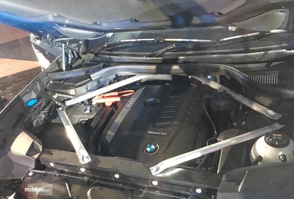 Gambar ini menunjukkan mesin BMW X7 xDrive40i Pure Excellence 2019 