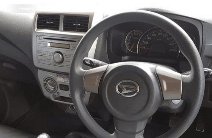 Gambar ini menunjukkan kemudi mobil  Daihatsu Ayla 2016