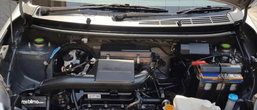 Gambar ini menunjukkan mesin mobil  Daihatsu Ayla 2016