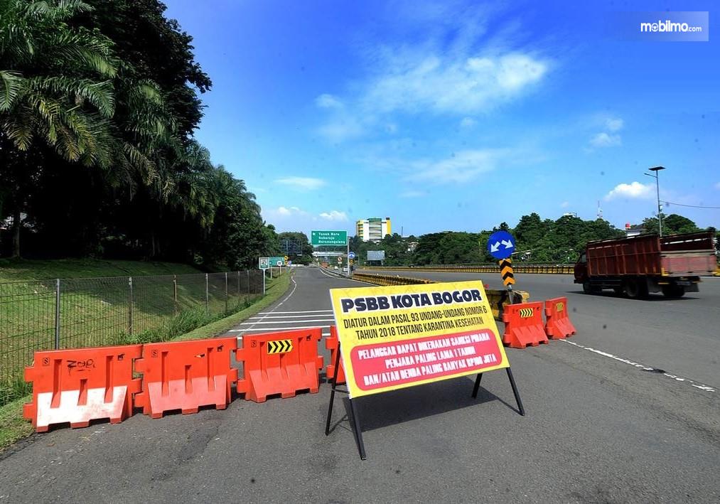 Foto akses ke Kota Bogor ditutup karena diberlakukan PSBB