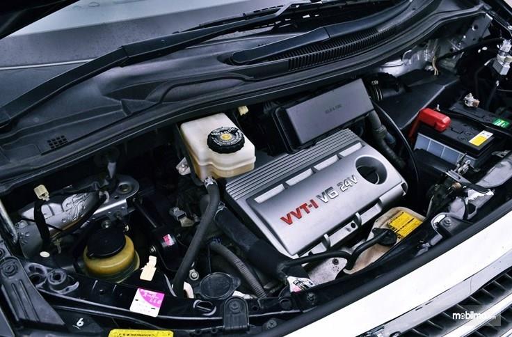 Foto menunjukkan Mesin Toyota Alphard Hybrid