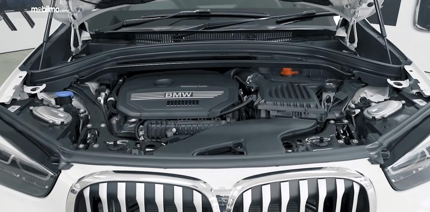 Gambar ini menunjukkan mesin mobil BMW X1 sDrive18i xLine 2020