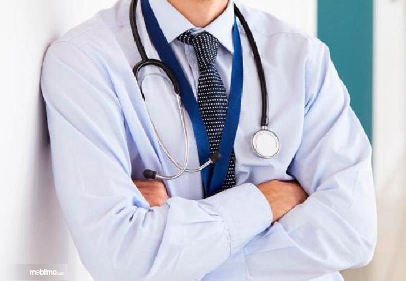 Gambar ini menunjukkan seorang dokter sedang berdiri