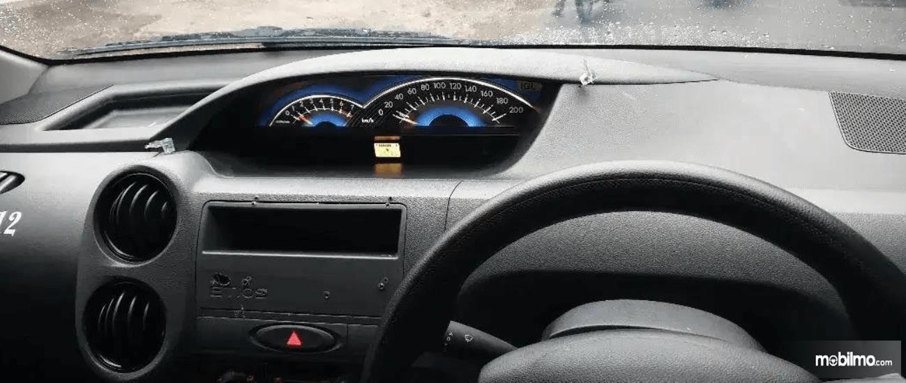 Gambar ini menunjukkan dashboard Toyota Etios Liva ex-Taksi 2013
