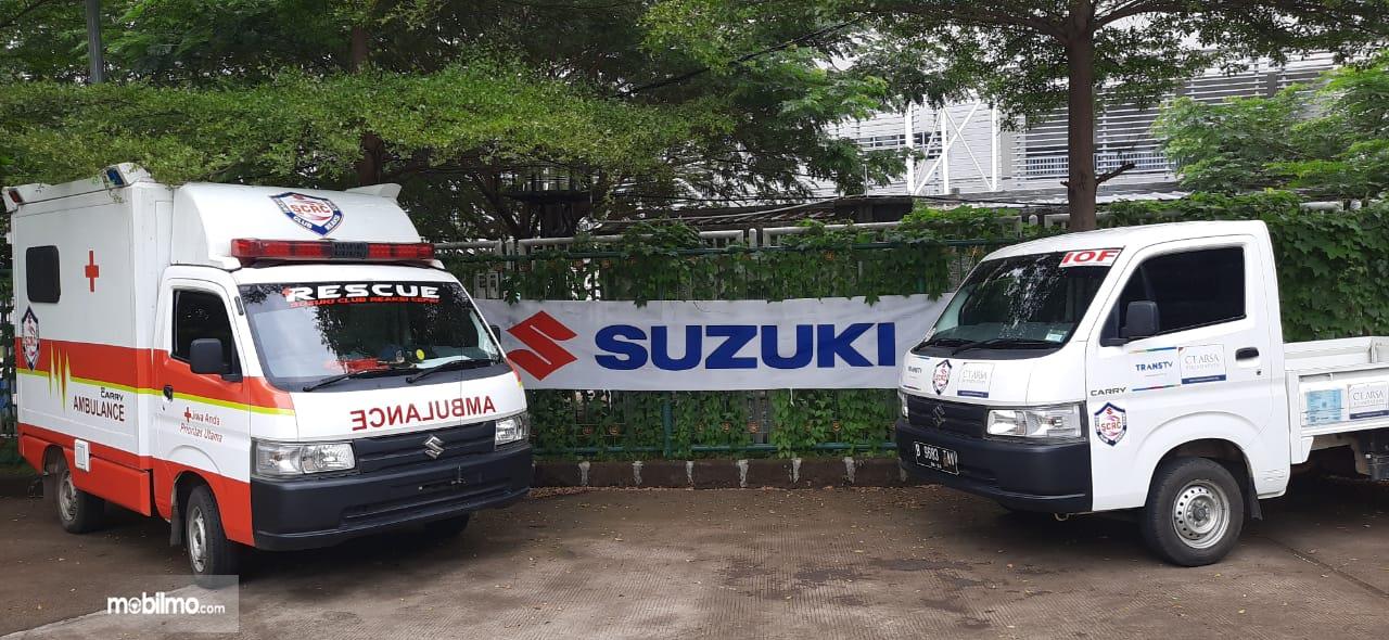 Foto menunjukkan unit pick up dan ambulans bantuan dari Suzuki