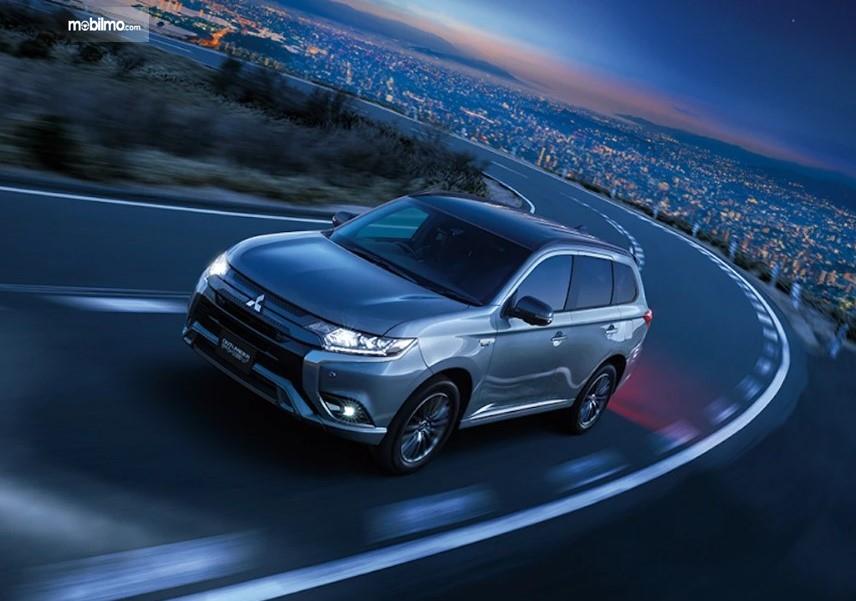 Foto menunjukkan Mitsubishi Outlander PHEV Black Edition tampak samping depan