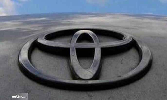 Gambar ini menunjukkan logo Toyota